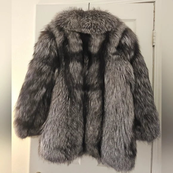 Luxurious Silver Fox Fur Coat In Mint Condition - Picture 2 of 3